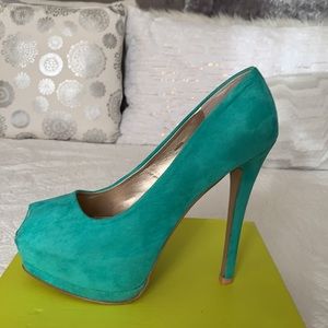 Key hole platform pumps